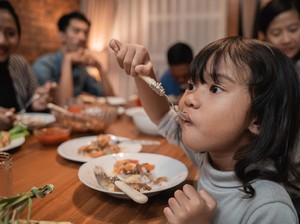 5 Mitos Makan Jadul, Larang Orang Makan di Sudut Meja hingga Depan Pintu