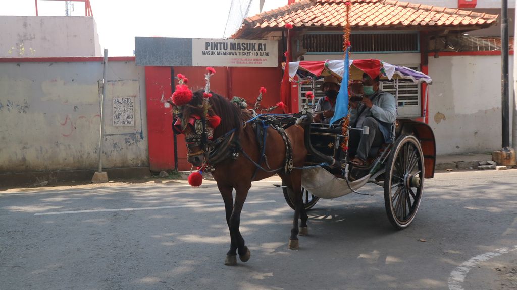 Andong di Kabupaten Kudus, Jawa Tengah tetap bertahan dari hantaman pandemi virus Corona atau COVID-19. Kusir andong pun bercerita sehari sempat pernah tidak mendapatkan penumpang sama