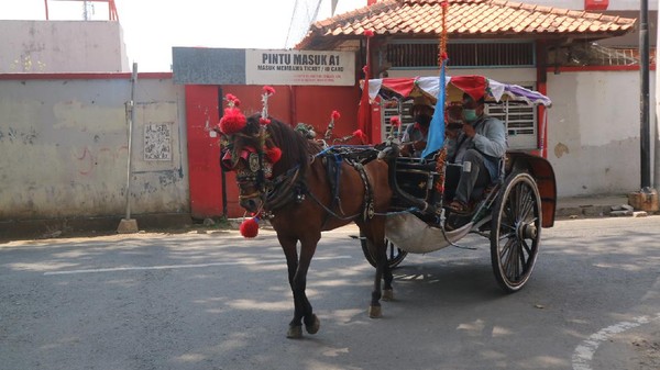 Penumpang yang biasanya merupakan keluarga dan mau berkeliling kota Kudus, sekarang menurun drastis. Apalagi kondisi tengah pandemi COVID-19. (Dian Utoro Aji/detikTravel) Penumpang yang biasanya merupakan keluarga dan mau berkeliling kota Kudus, sekarang menurun drastis. Apalagi kondisi tengah pandemi COVID-19. (Dian Utoro Aji/detikTravel)