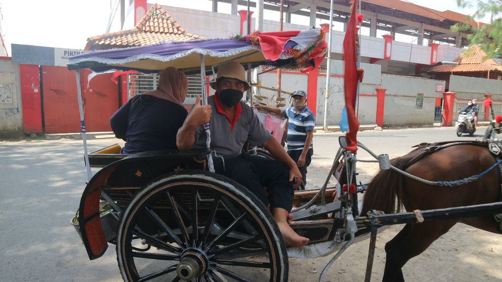 Andong di Kabupaten Kudus, Jawa Tengah tetap bertahan dari hantaman pandemi virus Corona atau COVID-19. Kusir andong pun bercerita sehari sempat pernah tidak mendapatkan penumpang sama