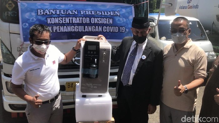 Bantuan dari Presiden Jokowi untuk penanganan COVID-19 di Sumbar tiba lagi. Gubernur Sumbar, Mahyeldi, memberi apresiasi. (Jeka Kampai/detikcom)