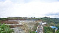 Proyek Bendungan Sukamahi. Pembangunan Bendungan Sukamahi sudah direncanakan sejak tahun 1990-an dan mulai dibangun tahun 2017 dengan progres mencapai 78,96% dengan capaian pembebasan lahan 95,01%. Kontrak pembangunannya senilai Rp 464,93 miliar dengan kontraktor pelaksana PT Wijaya Karya-Basuki KSO. Foto: Dok. Kementerian PUPR