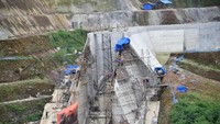 Proyek Bendungan Sukamahi. Pengoperasian bendungan  akan menggunakan Aplikasi Sistem Manajemen Air Terpadu (SIMADU) Kementerian PUPR dengan memanfaatkan data klimatologi dari BMKG yang menampilkan laporan kejadian banjir/kekeringan, prakiraan cuaca dan hari tanpa hujan, termasuk prakiraan banjir dan kekeringan.Foto: Dok. Kementerian PUPR