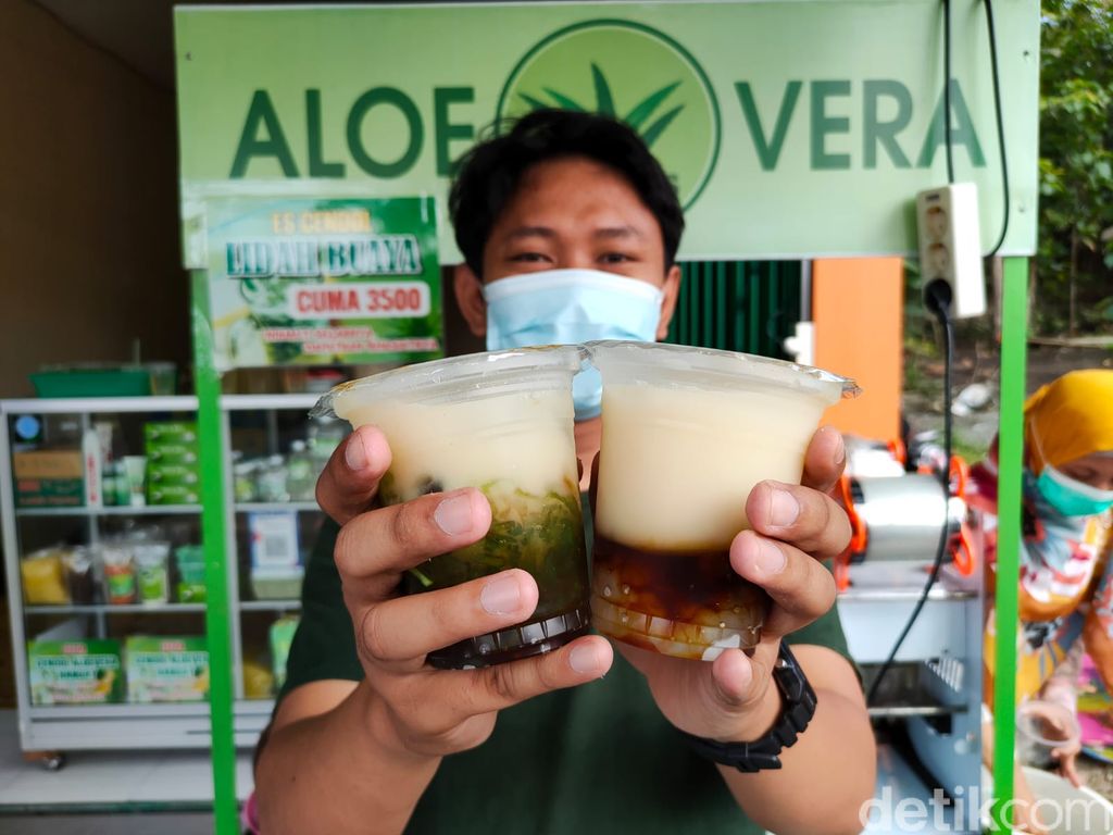 Proses pengolahan lidah buaya menjadi aneka santapan di Galery De Cends Aloe Vera miliknya di Kalurahan Sidomulyo, Kapanewon Pengasih, Kulon Progo, Jumat (6/8/2021)