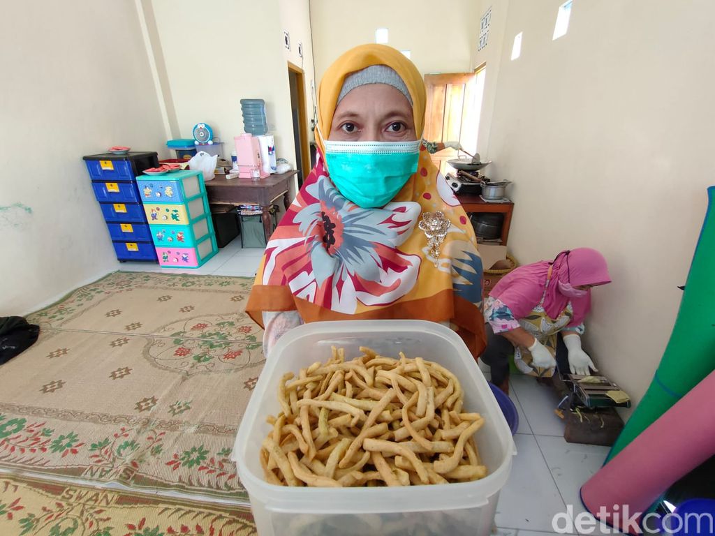 Proses pengolahan lidah buaya menjadi aneka santapan di Galery De Cends Aloe Vera miliknya di Kalurahan Sidomulyo, Kapanewon Pengasih, Kulon Progo, Jumat (6/8/2021)