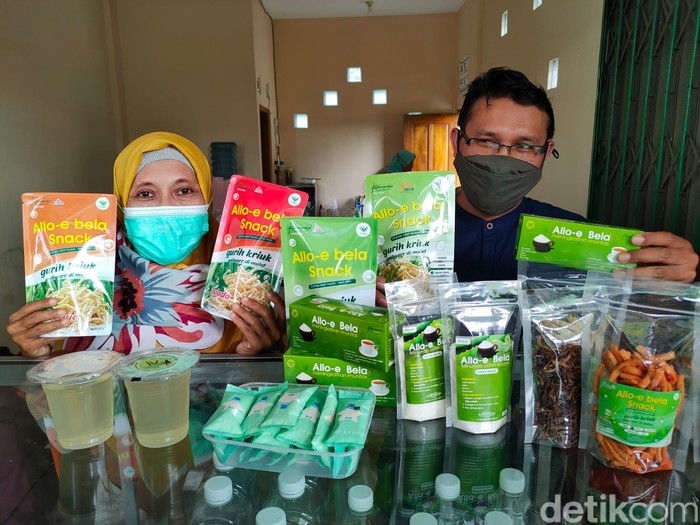 Proses pengolahan lidah buaya menjadi aneka santapan di Galery De Cends Aloe Vera miliknya di Kalurahan Sidomulyo, Kapanewon Pengasih, Kulon Progo, Jumat (6/8/2021)