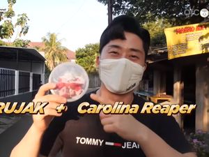 Cowok Korea Ini Coba Makan Rujak Pakai Sambal dari Cabe Carolina Reaper!