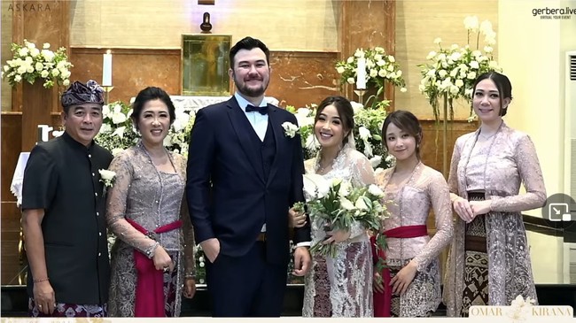 Pada Agustus 2021, Dita Karang juga kedapatan memakai kebaya khas Bali. Ia pulang ke Indonesia untuk menghadiri pernikahan kakaknya Kirana Karang. Foto: YouTube Kirana Karang