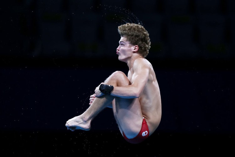 Ekspresi atlet loncat indah TOKYO, JAPAN - AUGUST 06: Rylan Wiens of Team Canada competes in the Mens 10m Platform preliminaries on day fourteen of the Tokyo 2020 Olympic Games at Tokyo Aquatics Centre on August 06, 2021 in Tokyo, Japan. (Photo by Al Bello/Getty Images)