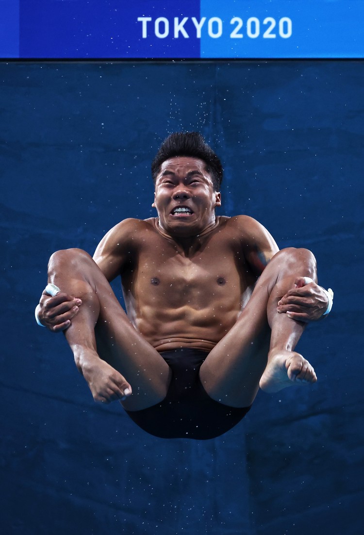 Ekspresi atlet loncat indah TOKYO, JAPAN - AUGUST 07: Jordan Windle of Team United States competes in the Mens 10m Platform Final on day fifteen of the Tokyo 2020 Olympic Games at Tokyo Aquatics Centre on August 07, 2021 in Tokyo, Japan. (Photo by Al Bello/Getty Images)
