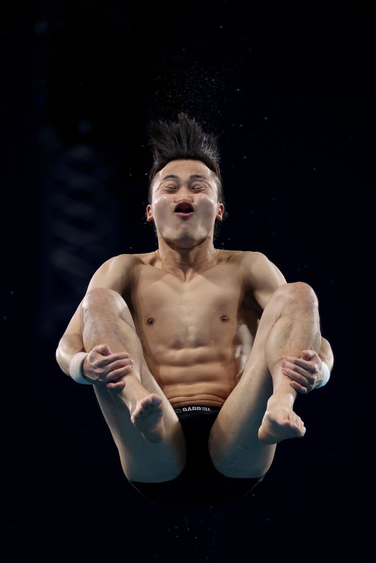 Ekspresi atlet loncat indah TOKYO, JAPAN - AUGUST 06: Haram Woo of Team South Korea competes in the Mens 10m Platform preliminaries on day fourteen of the Tokyo 2020 Olympic Games at Tokyo Aquatics Centre on August 06, 2021 in Tokyo, Japan. (Photo by Tom Pennington/Getty Images)