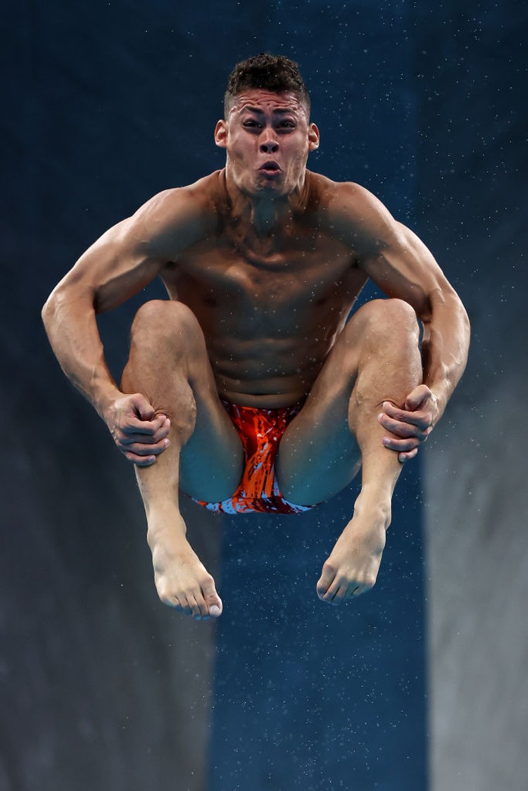 Ekspresi atlet loncat indah TOKYO, JAPAN - AUGUST 06: Rafael Quintero Diaz of Team Puerto Rico competes in the Mens 10m Platform preliminaries on day fourteen of the Tokyo 2020 Olympic Games at Tokyo Aquatics Centre on August 06, 2021 in Tokyo, Japan. (Photo by Tom Pennington/Getty Images)