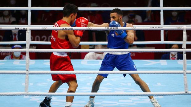 TOKYO, JAPAN - AUGUST 07: Galal Yafai of Team Great Britain punches Carlo Paalam of Team Philippines during the Men's Fly (48-52kg) Final bout between Carlo Paalam of Team Philippines and Galal Yafai of Team Great Britain on day fifteen of the Tokyo 2020 Olympic Games at Kokugikan Arena on August 07, 2021 in Tokyo, Japan. (Photo by Buda Mendes/Getty Images)