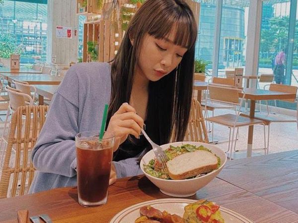 Dita Karang Pulang ke Indonesia, Intip Gaya Manisnya Saat Ngopi