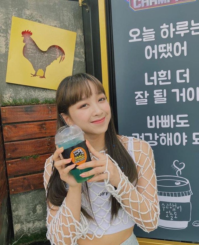 Dita Karang Pulang ke Indonesia, Intip Gaya Manisnya Saat Ngopi