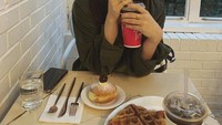Dita juga seringkali menghabiskan waktu luangnya untuk pergi ke kafe. Memesan croffle, bomboloni dengan segelas es americano menjadi pilihan terbaik untuk Dita saat beristirahat dari kesibukannya. Foto: Instagram/secretnumber.official