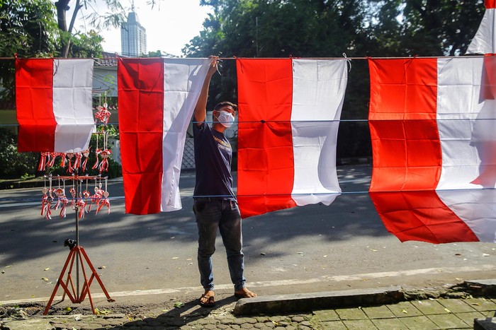 Pedagang penjual bendera menjajakan jualannya di kawasan Kebayoran Baru, Jakarta Selatan, Sabtu (7/8/2021).