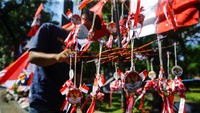 Selain bendera, mereka juga menjual umbul-umbul bertema HUT RI.