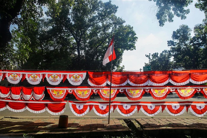 Pedagang penjual bendera menjajakan jualannya di kawasan Kebayoran Baru, Jakarta Selatan, Sabtu (7/8/2021).