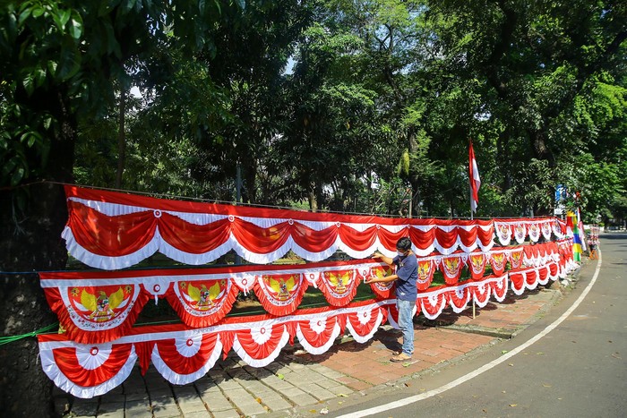 Geliat Penjualan Bendera Jelang HUT RI Pedagang penjual bendera menjajakan jualannya di kawasan Kebayoran Baru, Jakarta Selatan, Sabtu (7/8/2021).