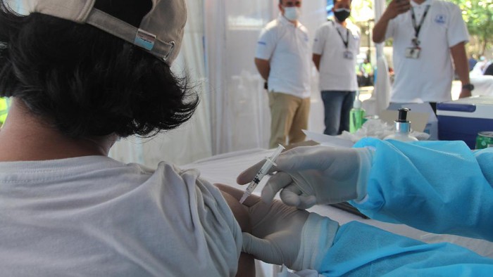 Berbagai pihak terus berlomba-lomba menggenjot vaksinasi guna mendukung program pemerintah mencapai herd immunity atau kekebalan kelompok.