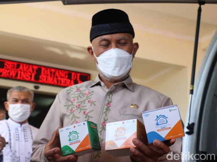 Gubernur Mahyeldi menerima bantuan obat-obatan dari Presiden Jokowi untuk penanganan COVID di Sumbar