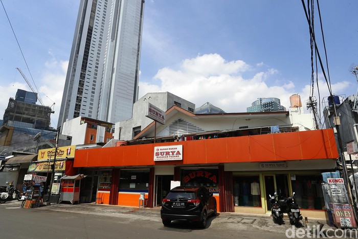 Pemerintah memperpanjang PPKM level 4 hingga 9 Agustus 2021. Kini kawasan Jalan Bendungan Hilir (Benhil), Jakpus, terlihat sepi terkena imbas PPKM Level 4.