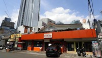 Tak tampak lalu-lalang warga ataupun kendaraan.