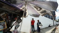 Kawasan pertokoan Benhil yang biasanya ramai oleh hiruk-pikuk warga kini terlihat sepi.