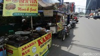 Lapak-lapak PKL juga sepi pembeli.