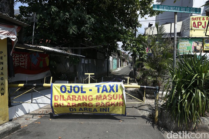 Pemerintah memperpanjang PPKM level 4 hingga 9 Agustus 2021. Kini kawasan Jalan Bendungan Hilir (Benhil), Jakpus, terlihat sepi terkena imbas PPKM Level 4.