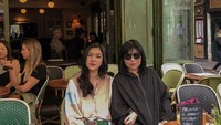 Tak hanya kopi, segelas es cokelat juga pernah ia nikmti di sebuah kafe yang ada di luar negeri. Foto: Instagram @isyanasarasvati