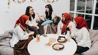 Bersama rekannya, Isyana tampak bahagia sambil menikmati camilan serta es segar. Foto: Instagram @isyanasarasvati