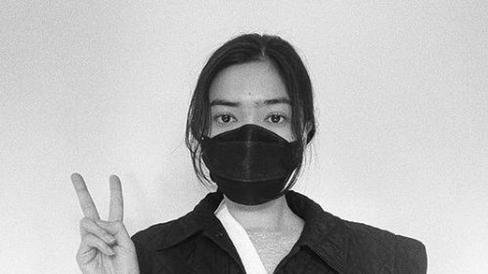 kenapa dengan jari Isyana Sarasvati?