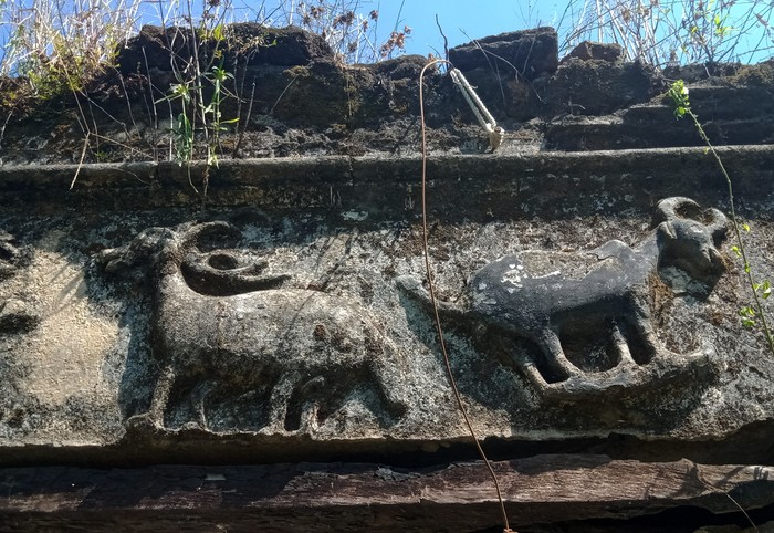 Pesanggrahan Tegalgondo di Klaten merupakan peristirahatan keluarga raja Keraton Kasunanan Surakarta. Namun sayang kebesaran pesanggrahan itu kini hanya tersisa temboknya.