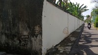 Tidak ada lagi bangunan sisa pesanggrahan di balik tembok gerbang selain lahan pekarangan (tegalan) seluas sekitar 5.000 meter persegi.