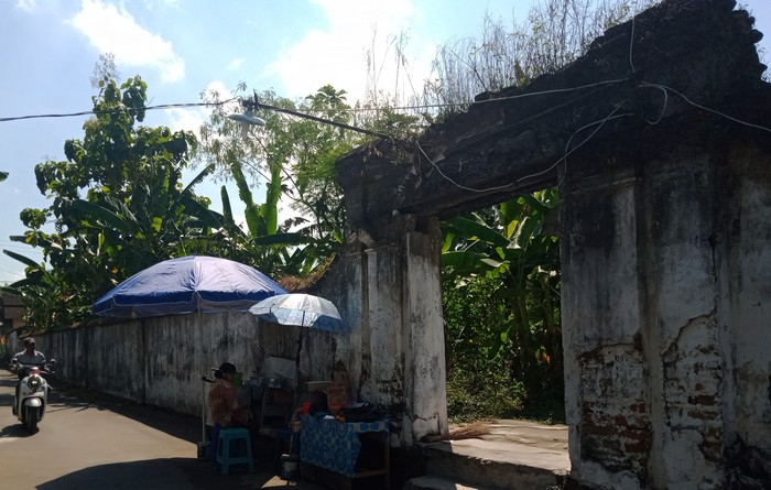 Jejak Peristirahatan Keluarga Raja di Klaten yang Termakan Zaman Pesanggrahan Tegalgondo di Klaten merupakan peristirahatan keluarga raja Keraton Kasunanan Surakarta. Namun sayang kebesaran pesanggrahan itu kini hanya tersisa temboknya.