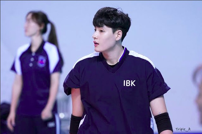 Selama Olimpiade Tokyo 2020, cukup banyak atlet Korea yang jadi perbincangan karena penampilan ganteng mereka. Tak hanya pria, baru-baru ini seorang wanita juga jadi viral karena dianggap berwajah tampan. Adalah Kim Hee Jin, seorang atlet voli yang mendapat banyak dukungan dari penggemar. Foto: Fansite Kim Hee Jin