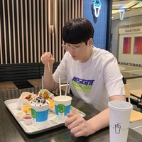 Kim Hee Jin sangat menggemaskan dan sangat tampan, Entah berapa kali aku melihatnya, dia terlihat menggemaskan, Aku dengar dia menangis saat bertatapan dengan Kim Yeon Koung di lapangan, dia sangat menggemaskan, tulis netizen. Foto: Instagram Kim Hee Jin