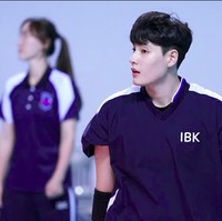 Selama Olimpiade Tokyo 2020, cukup banyak atlet Korea yang jadi perbincangan karena penampilan ganteng mereka. Tak hanya pria, baru-baru ini seorang wanita juga jadi viral karena dianggap berwajah tampan. Adalah Kim Hee Jin, seorang atlet voli yang mendapat banyak dukungan dari penggemar. Foto: Fansite Kim Hee Jin