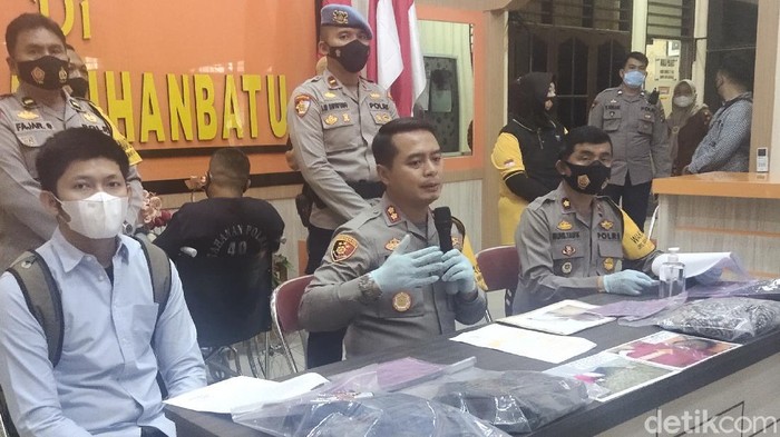 Konferensi pers pengungkapan kasus pembunhan di Labuhanbatu, Sumut.