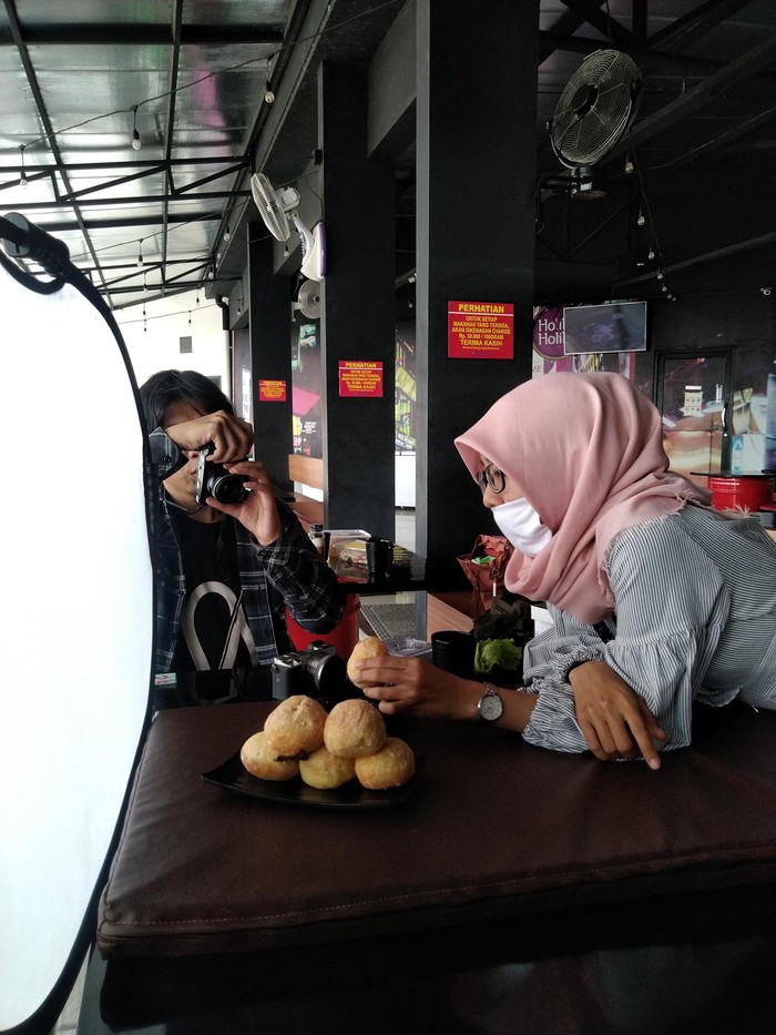 Sejak pandemi, tiga pemuda yang aktif sebagai konten kreator di Karawang, bikin layanan gratis pembuatan iklan promosi bagi UMKM di Karawang.