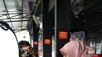 Saat detikcom mendatangi tempat produksinya, tiga pemuda itu sedang mengatur jadwal pembuatan video, dan foto produk salah satu UMKM yang ikut dalam layanan gratisnya.