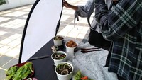 Mereka mengaku senang bisa membantu para pelaku UMKM yang tengah mengalami masa sulit karena pandemi.