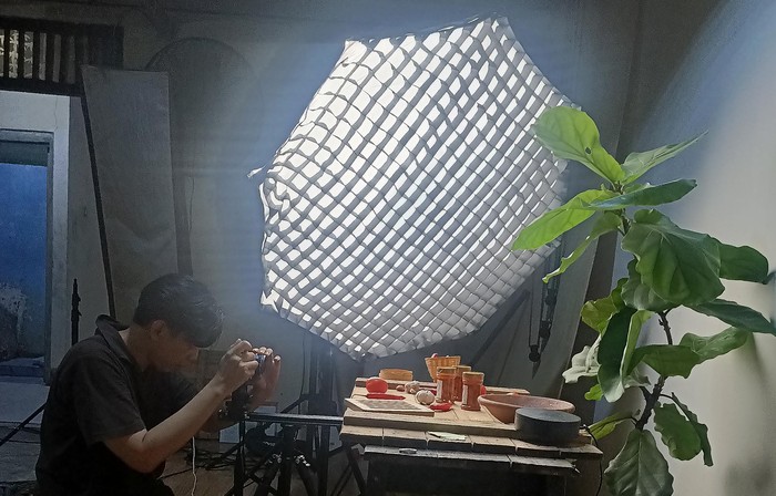 Konten Kreator Bantu UMKM Bikin Promosi Gratis Sejak pandemi, tiga pemuda yang aktif sebagai konten kreator di Karawang, bikin layanan gratis pembuatan iklan promosi bagi UMKM di Karawang.