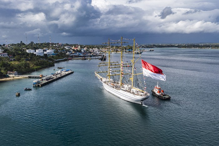 KRI Bima Suci yang merupakan kapal latih tiang tinggi Taruna Akademi Angkatan Laut (AAL) tingkat III angkatan ke-68 berlabuh di perairan Tual, Maluku, Sabtu (7/8/2021). KRI Bima Suci dipimpin Komandan Satgas OBS 2021 Letkol Laut (P) Waluyo akan bersandar selama tiga hari di Tual untuk mendukung latihan praktek (Lattek) Kartika Jala Krida (KJK) 2021 yang dipimpin Palaklat KJK Letkol Laut (P) Khairul Anwar. ANTARA FOTO/Muhammad Adimaja/aww.