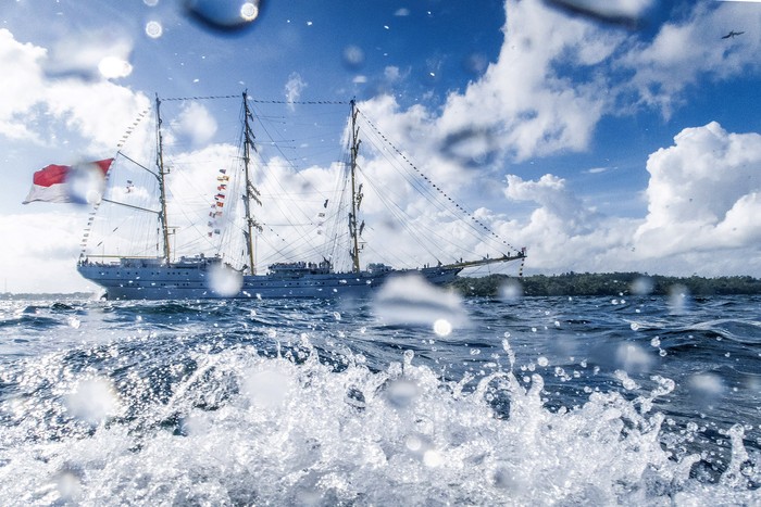 KRI BIMA SUCI TIBA DI TUAL KRI Bima Suci yang merupakan kapal latih tiang tinggi Taruna Akademi Angkatan Laut (AAL) tingkat III angkatan ke-68 berlabuh di perairan Tual, Maluku, Sabtu (7/8/2021). KRI Bima Suci dipimpin Komandan Satgas OBS 2021 Letkol Laut (P) Waluyo akan bersandar selama tiga hari di Tual untuk mendukung latihan praktek (Lattek) Kartika Jala Krida (KJK) 2021 yang dipimpin Palaklat KJK Letkol Laut (P) Khairul Anwar. ANTARA FOTO/Muhammad Adimaja/aww.
