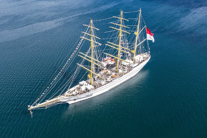 KRI BIMA SUCI TIBA DI TUAL KRI Bima Suci yang merupakan kapal latih tiang tinggi Taruna Akademi Angkatan Laut (AAL) tingkat III angkatan ke-68 berlabuh di perairan Tual, Maluku, Sabtu (7/8/2021). KRI Bima Suci dipimpin Komandan Satgas OBS 2021 Letkol Laut (P) Waluyo akan bersandar selama tiga hari di Tual untuk mendukung latihan praktek (Lattek) Kartika Jala Krida (KJK) 2021 yang dipimpin Palaklat KJK Letkol Laut (P) Khairul Anwar. ANTARA FOTO/Muhammad Adimaja/aww.