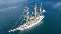 KRI Bima Suci yang merupakan kapal latih tiang tinggi Taruna Akademi Angkatan Laut (AAL) tingkat III angkatan ke-68 berlabuh di perairan Tual, Maluku, Sabtu (7/8/2021).