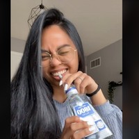 Mani bahkan kerap tampil dengan wajah natural tanpa makeup berlebihan. Mani dianugerahi gen awet muda. Foto: dok. TikTok